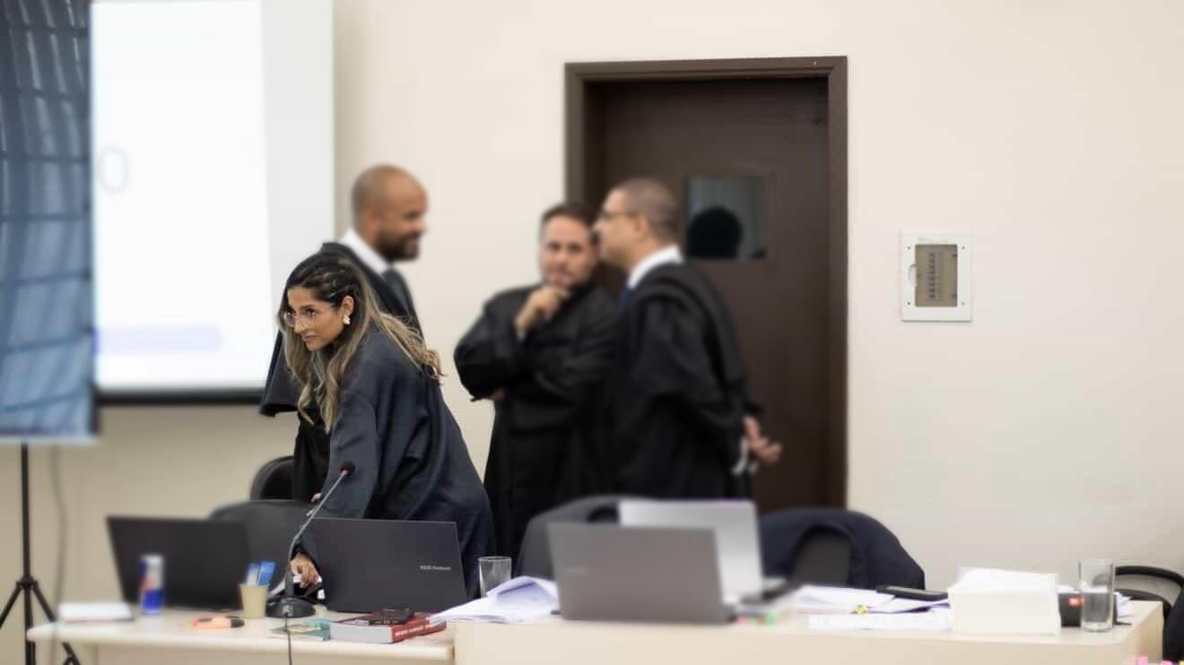 Daiane Costa, advogada criminal em ambiente forense no Paraná